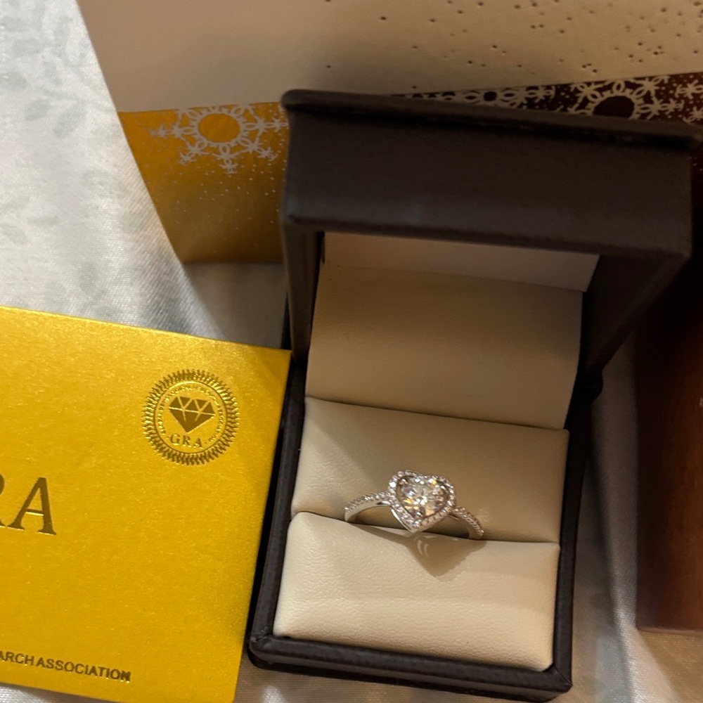 Moissante stunning sterling Silver heart Ring and earrings with Elegant Design - Picture 5 of 5